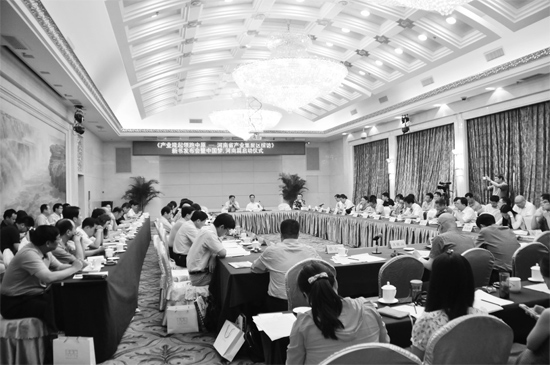 產(chǎn)業(yè)集聚區(qū)會議現(xiàn)場，各位專家學(xué)者對河南產(chǎn)業(yè)集聚區(qū)的發(fā)展建言獻(xiàn)策