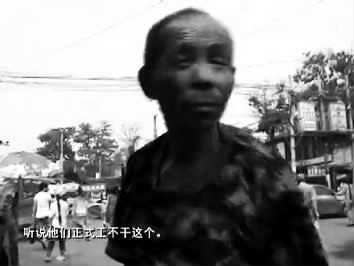 視頻中的男子面對鏡頭發(fā)泄心中的不滿：不合理，明擺著剝削人