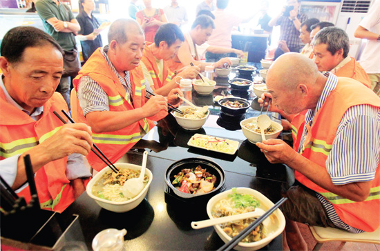 8月18日中午，鄭州市商城路一家飯店邀請(qǐng)33位一線環(huán)衛(wèi)工免費(fèi)吃頓飯