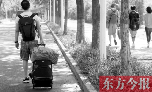 滿載著家人的希望，沿著學(xué)校的路標(biāo)，鄭州大學(xué)新生入學(xué)了，一位新生自己帶著行李來(lái)報(bào)到