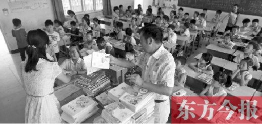 昨天是鄭州市中小學(xué)正式開學(xué)第一天，圖為某小學(xué)的孩子們正在免費(fèi)領(lǐng)取新課本