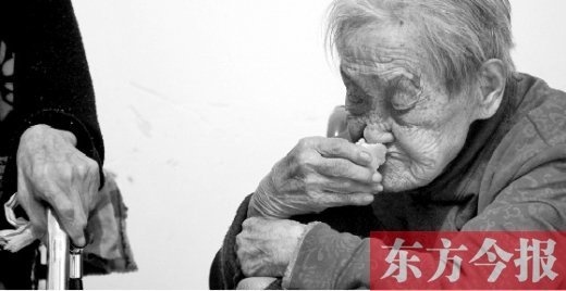 在鄭州惠濟區(qū)紅樹林老年療養(yǎng)院內(nèi)，一位老人在吃蛋糕