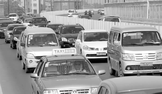 上午11點，鄭州市京廣快速路由北向南的路段已經開始擁堵，要是早晚高峰，更是堵得走不成