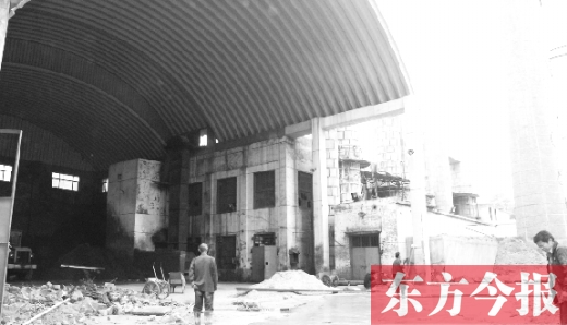黃委會(huì)燃煤鍋爐房里幾臺(tái)機(jī)器正“整裝待發(fā)”，大煙囪拆除難