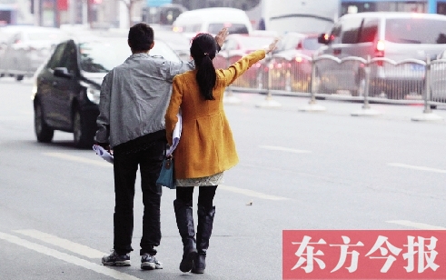 昨日下午5時30分，鄭州市花園路口公交站，一對青年正焦急等車