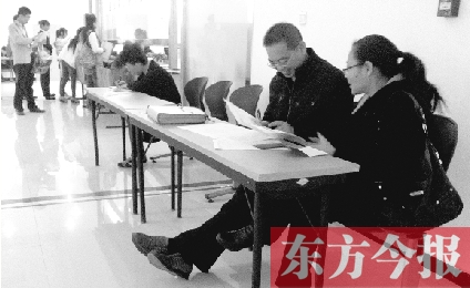 　　10月16日，鄭州市社保中心辦事大廳，新增的桌椅方便了前來辦理手續(xù)的市民