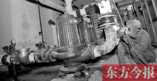 工人師傅正在對小區(qū)的熱力工作站進(jìn)行檢修