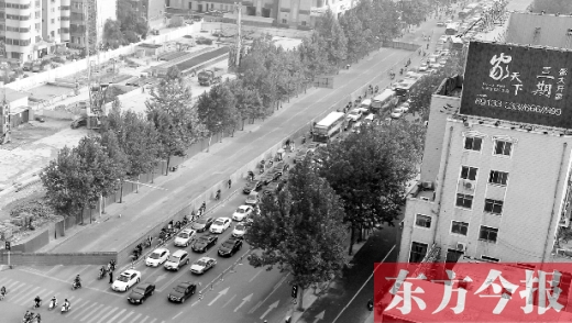 圍擋設置首日，人們騎車緩慢通行