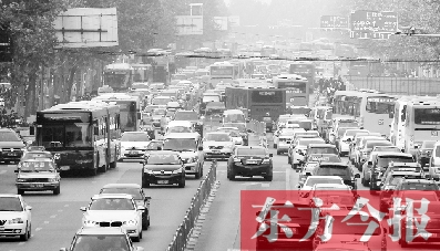 昨日下午4點，在花園路與黃河路口附近，車堵成了“一鍋粥”