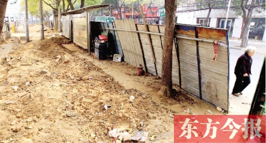 鄭州市紅專路與政七街交叉口，一工地“圍而不動”，步行者只好擇路而行