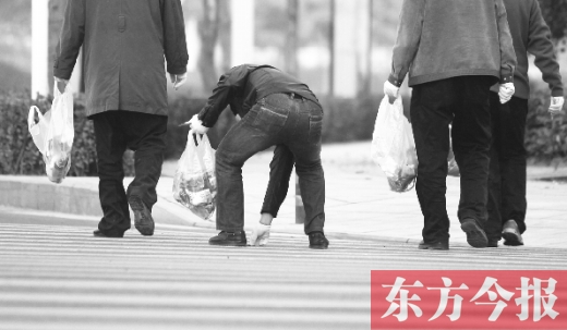 鄭州萬名機(jī)關(guān)干部替環(huán)衛(wèi)工掃街 鄭州萬名機(jī)關(guān)干部替環(huán)衛(wèi)工掃街