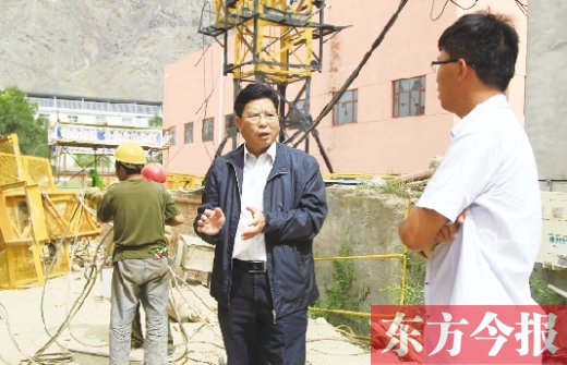 新鄉(xiāng)市援疆前方指揮部指揮長(zhǎng)、伊吾縣委副書記鄭援越（中）深入一線調(diào)研