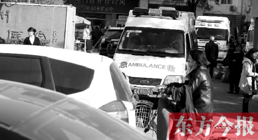 馬路上的機(jī)動(dòng)車越來(lái)越多，臨著大路鄭州市第一人民醫(yī)院門口，出急診的救護(hù)車常常遭遇堵車