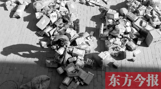 “雙十一”后，快遞員忙著送包裹，連水也不敢喝