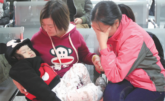 昨日，9時35分，堅守在手術室外的嘟嘟在媽媽懷里睡著了，因被眼前的真情觸動，今報記者趙丹流下了眼淚