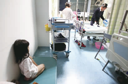 嘟嘟一早就醒了，小小的身體靠在墻邊看著爸爸進行手術前準備