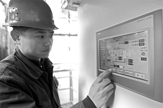 宗希明在“政七街煤改氣項目” 工程工地。高科技完全取代了老式燃煤鍋爐笨重、復(fù)雜的管理和控制