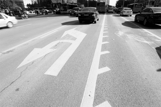昨日，鄭州市金水路未來路口的“魚刺”車道，好多司機(jī)不知道咋走