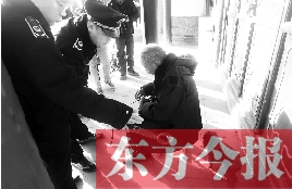 昨日，鄭州市管城區(qū)執(zhí)法局對轄區(qū)一只狗狗檢查是否辦過證 東方今報首席記者 劉棟杰 攝