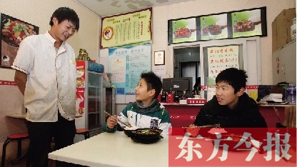 11月30日，鄭州市81中的兩位學生用勞動為自己掙了一頓中午飯，心里很高興