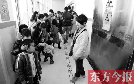 11月30日上午，星星等20余名“袖珍人”到鄭州市兒童醫(yī)院進行骨齡測定