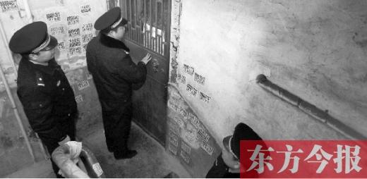 12月3日，鄭州市隴海路。執(zhí)法人員欲進(jìn)入一戶未辦狗證的居民家中，強(qiáng)行將狗帶走