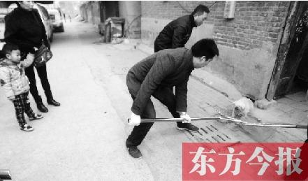 12月3日，鄭州市隴海路。執(zhí)法人員對一只“辦了證卻不系繩”的狗進(jìn)行捕捉