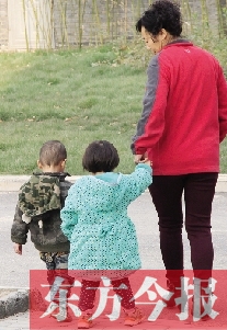 男孩兒姓“鄭”，女孩兒姓“周”（取“州”諧音），即“鄭州”之意，這一取名法得到了認(rèn)可