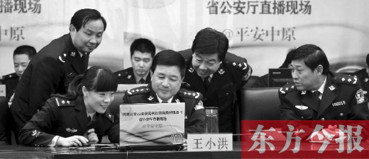 省公安廳廳長王小洪（中）和微博網(wǎng)友在進行交談，發(fā)現(xiàn)問題現(xiàn)場馬上解決
