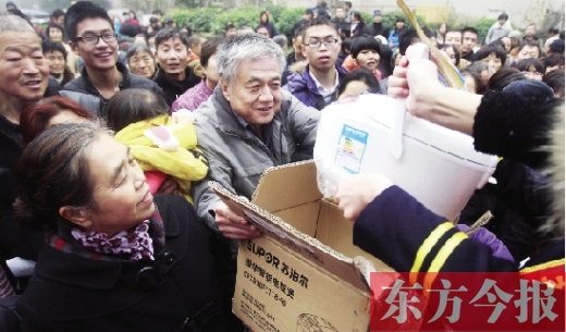 昨日，鄭州金源第一城小區(qū)。除了能領(lǐng)到地鐵試乘劵，還有獎品可拿
