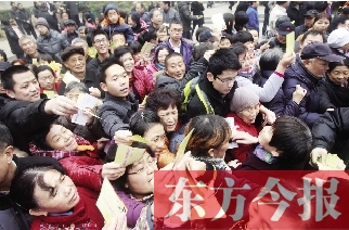 昨日，鄭州金源第一城小區(qū)。小區(qū)居民迫不及待地將自己為鄭州地鐵寫下的祝福語放進抽獎箱