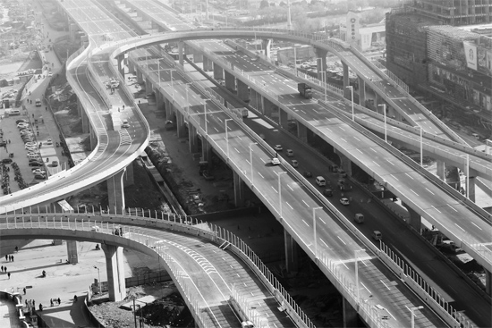 昨日，已經(jīng)開(kāi)始施劃交通標(biāo)線的鄭州市三環(huán)快速路北環(huán)高架橋部分