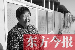 在京水村的臨時(shí)過渡區(qū)內(nèi)，一位大媽在儲(chǔ)存大白菜