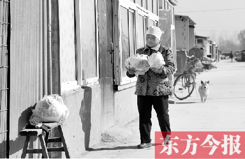 在京水村的臨時(shí)過渡區(qū)內(nèi)，62歲的村民白小英對未來的生活充滿期待