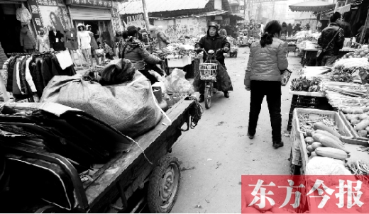 和所有的都市村莊一樣，老鴉陳也充滿著形形色色的人，窄窄的巷子因占道經(jīng)營變得更加狹窄