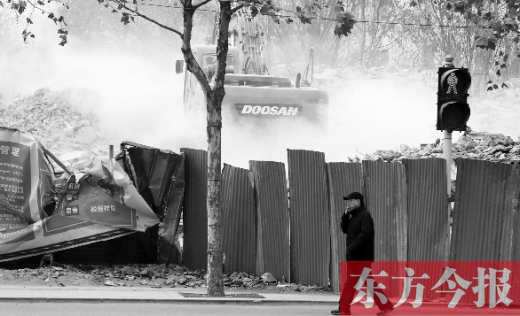 昨日，鄭州市未來(lái)路與緯四路交叉口一工地施工不除塵，加重了空氣污染