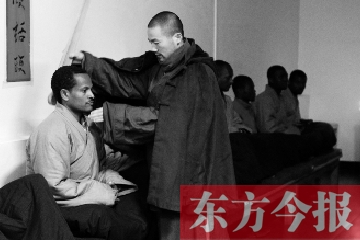 少林功夫講究禪武合一，坐禪當然少不了,別看就是坐坐，姿勢都要師傅教