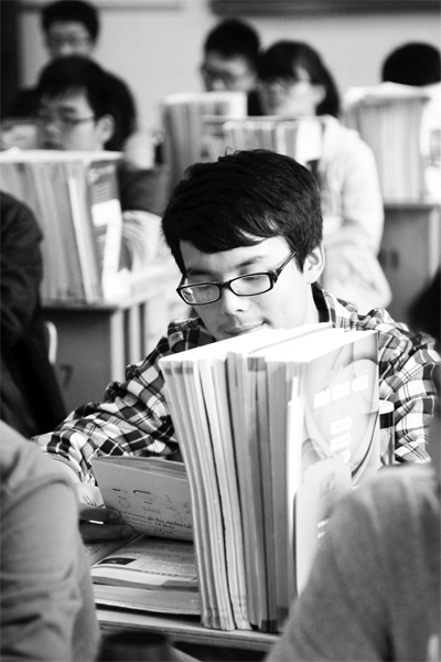 一所學校的高三學生正在加班加點復習，不少同學都開始為自主招生報名忙活了