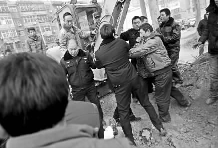 因不江城管執(zhí)法人員的做法，自來水公司施工人員一度和城管執(zhí)法人員發(fā)生拉扯