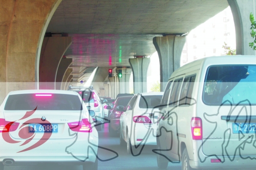 交警在東風(fēng)路從北向南上橋口處擺上反光錐，間歇放行