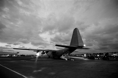 3月23日，中非共和國首都班吉，從加蓬首都利伯維爾出發(fā)的法國增援部隊(duì)共計(jì)200名士兵抵達(dá)班吉國際機(jī)場