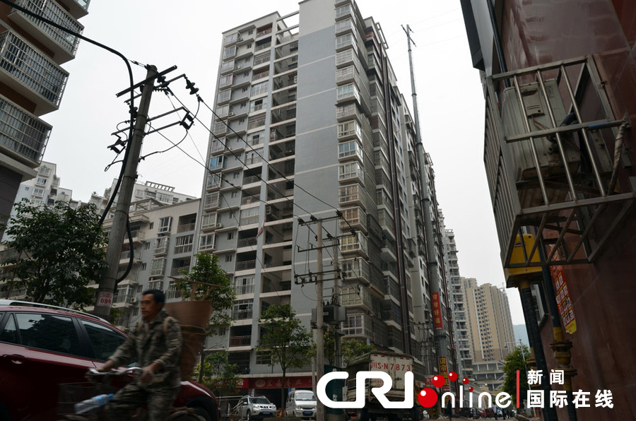 2013年4月2日，四川達(dá)城，電線桿足足有19層樓高，而且離小區(qū)住戶的房屋很近。圖片來源:張?bào)K/CF