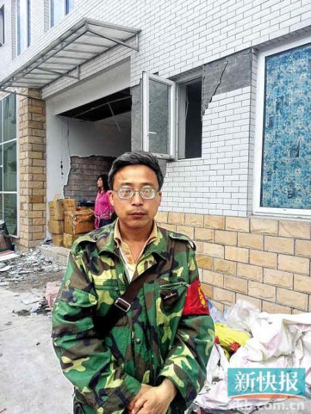 被免副鄉(xiāng)長楊成毅成災(zāi)區(qū)首位免職干部，接受新快報(bào)記者采訪時(shí)稱：“服從組織決定，大難當(dāng)前官位不要緊”