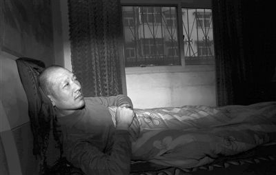 2013年4月28日，平頂山市葉縣，二姐李愛(ài)梅家，李懷亮躺在床上，重獲自由的他身體虛弱。A18-19版攝影/新京報(bào)記者 尹亞飛