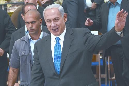 經(jīng)以總理內(nèi)塔尼亞胡主持的內(nèi)閣秘密會議決定，以空軍接連對敘利亞多處目標(biāo)實施空襲。圖為內(nèi)塔尼亞胡5日出席內(nèi)閣會議。