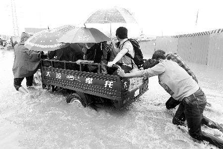 “擺渡”，每人5塊錢 記者 王春勝/攝