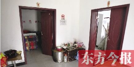 男廁洗漱池前，堆放著大量家電、家具等生活用品