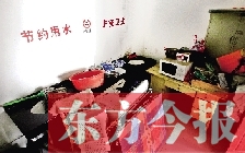 廁所進門中廳，擺放著灶臺、餐桌、床鋪等，乍一看像個客廳