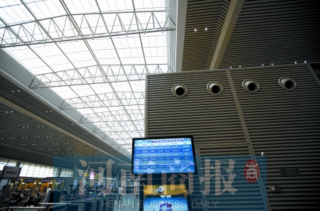 　鄭州東站三樓候車大廳，雖然空調(diào)處有涼風(fēng)吹出，但陽光通過頂棚照進，導(dǎo)致整個大廳的空調(diào)制冷效果不明顯