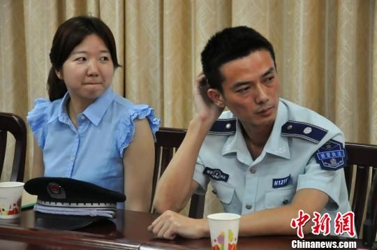 圖為參與“體驗(yàn)式執(zhí)法”的兩名城管隊(duì)員?！埱邸z